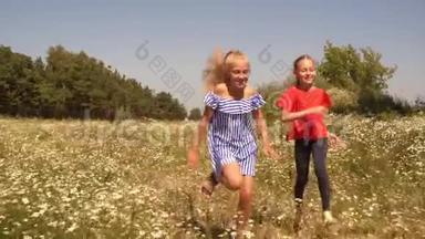 快乐的少年女孩在夏天的农村绿色的田野上奔跑。 活泼开朗的女孩在乡村开花的草地上奔跑